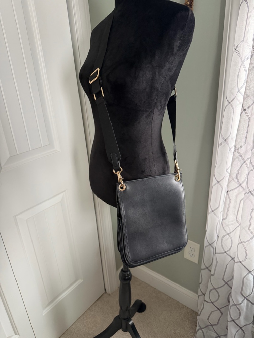 Classic Black Crossbody Bag - Urban outfitters